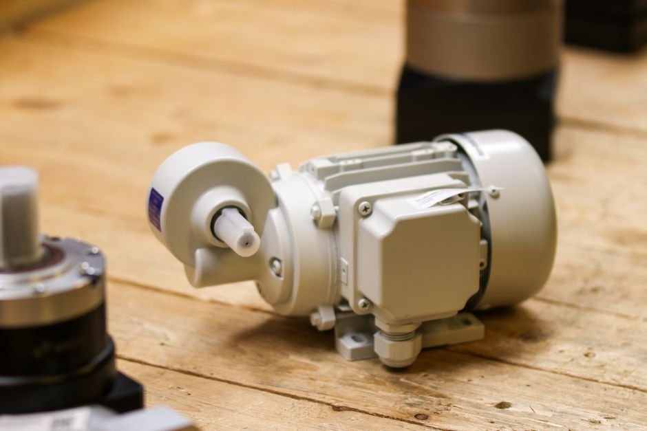 The Ultimate Guide to Electric Motors: Types, Principles & Applications
