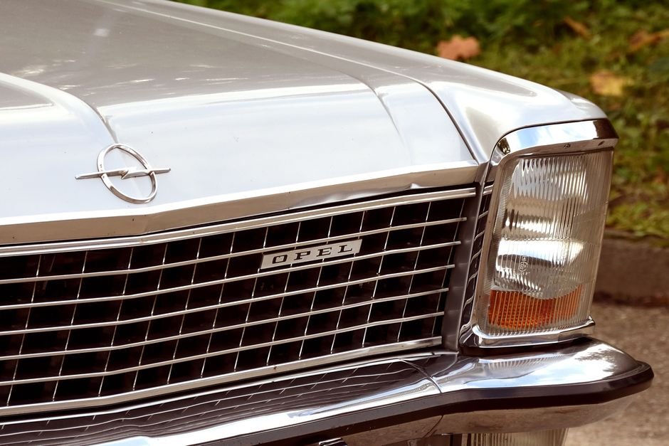 The Opel Omega B / Cadillac Catera: A Tale of Engineering Ambition and Cost-Cutting Calamity